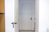 Установка дверей скрытого монтажа в квартире