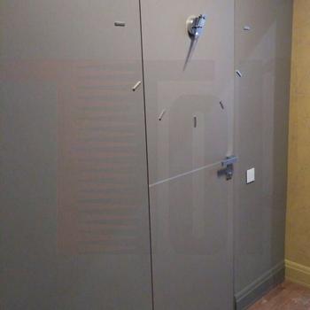 Двери с часами